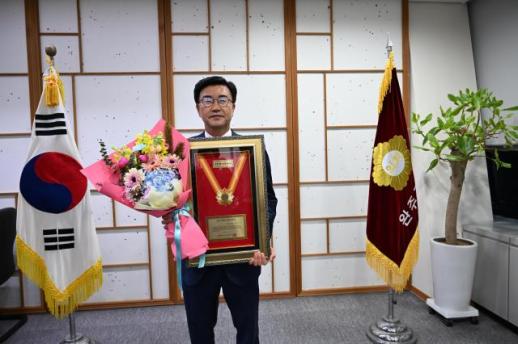 유의식 완주군의회 의장, 전북지방의정봉사대상 수상