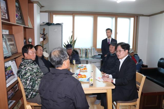 김병수 시장이 연계 현장행정으로 월곶 포내2리 경로당을 찾아 어르신들의 안부를 여쭙고 생활 불편 사항을 점검했다 사진김포시