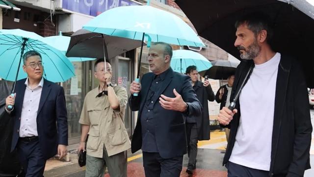 데이비드 치퍼필드 아키텍츠 소속 담당임원과 GS건설 관계자들이 성수1지구 현장을 둘러보고 있다 사진GS건설 