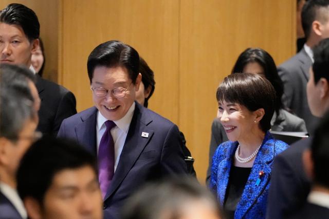 이재명 대통령과 다카이치 사나에 일본 총리가 13일 나라현에서 정상회담을 마친 이후 공동 기자회견장에 도착했다사진AP연합뉴스 