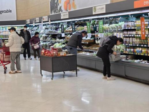 [제로 성장 시대, 유통 생존법] 고물가·고환율·고금리에 짓눌린 유통…성장률 0%대 정체 국면