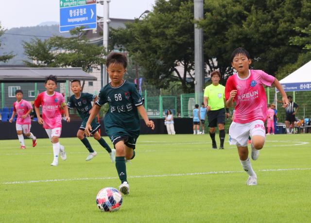 경주시 알천구장에서 열린 유소년 축구 경기에서 선수들이 경기장을 누비고 있다 사진경주시