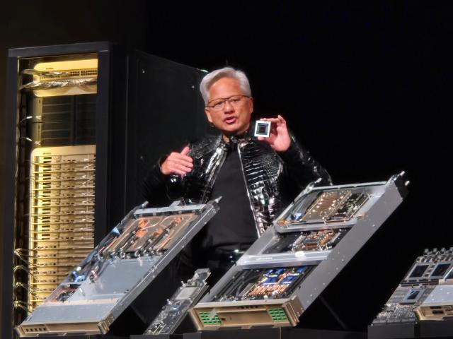 젠슨 황 엔비디아 CEO 최고경영자가 지난 5일 현지시간 라스베이거스 퐁텐블루 호텔 블루라이브 시어터에서 열린 엔비디아 프레스 콘퍼런스 중 차세대 AI 슈퍼 컴퓨팅 플랫폼 베라 루빈을 선보이고 있다 사진아주경제DB