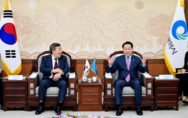 유정복 인천광역시장이 14일 시청 접견실에서 카자흐스탄 알라타우 신도시 개발사업을 추진중인 카스피안 그룹 최유리 회장을 접견하고 협력방안을 논의하고 있다 사진인천시