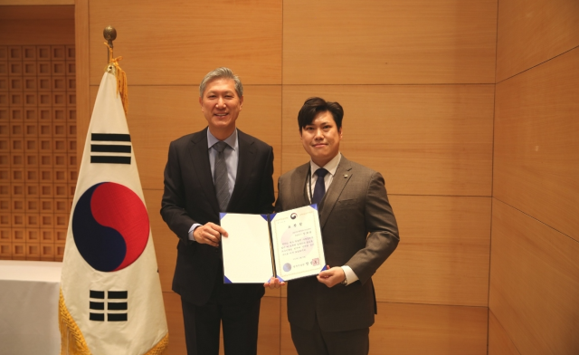 지난 12일 주중국 대한민국 대사관에서 북경지역 비자신청센터 정회윤 총괄 매니저오른쪽가 노재헌 주중국대사로부터 법무부 장관 표창을 전수받고 기념촬영을 했다 사진하나투어