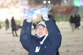 Crowds flock to ice festival in Hwacheon