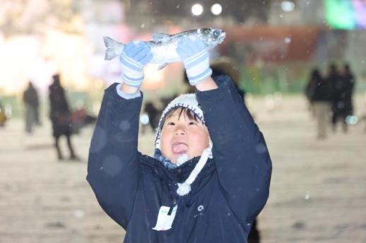 Crowds flock to ice festival in Hwacheon