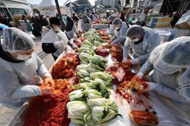 Volunteers make kimchi during the Garak Kimjang Festival in Seoul on Nov 17 2025 AJP Yoo Na-hyun
