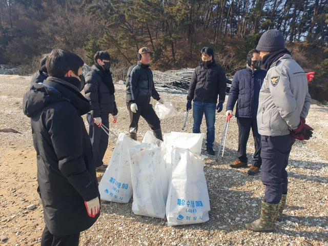 화성특례시가 14일 국화도에서 민관합동 해양방제활동을 하고 있다 사진화성시