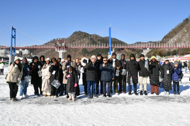 주한 외교관들로 구성된 외교 사절단이 지난 13일 화천산천어축제장을 방문했다사진화천군