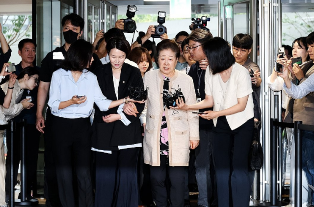 한학자 통일교 총재가 지난 9월 17일 서울 종로구 KT광화문빌딩에 마련된 김건희 여사의 의혹을 수사하는 민중기 특별검사팀 사무실에 세 번의 소환 불응 만에 자진 출석하고 있다 사진연합뉴스