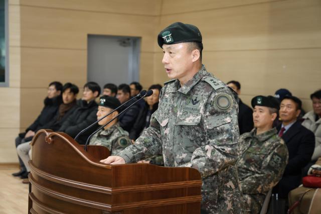 임외택 장군이 14일 사단 승리체육관에서 육군 제15보병사단 제45대 사단장 취임식에서 취임사를 하고 있다사진제15보병사단  