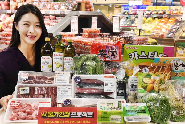 모델이 지난 14일 서울 등촌동 ‘홈플러스 메가 푸드 마켓 라이브’ 강서점에서 2026년 ‘AI 물가안정 프로젝트’를 소개하고 있다 사진홈플러스