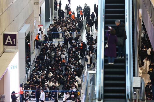 Citizens visiting the university information fair held at COEX in Gangnam-gu Seoul on Dec 18 2025 stand in line to enter Yonhap 