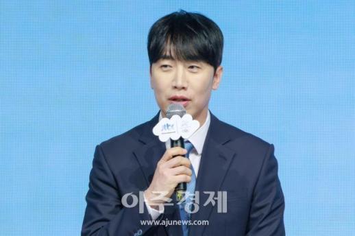 [포토] 인사말 하는 성승헌 캐스터