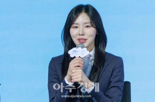 [포토] 인사말 하는 김아랑 해설위원