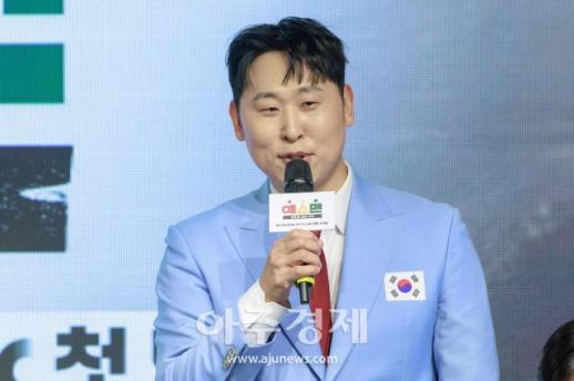 [포토] 인사말 하는 ​​​​​​​윤석민