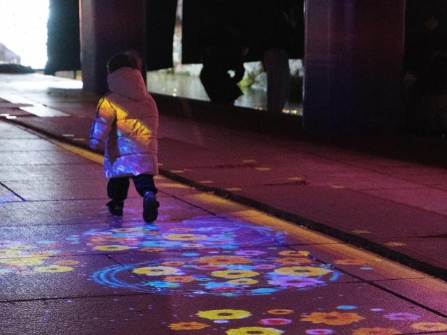 한 아이가 인터렉티브 미디어아트 체험을 즐기고 있다 사진서울관광재단