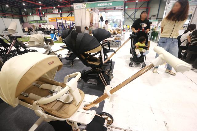 서울 강남구 세텍SETEC에서 열린 2025 서울베이비키즈페어에서 참관객들이 유아용품을 살펴보고 있다 