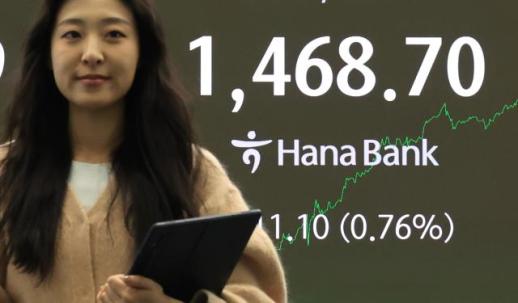 South Koreans rush to hoard dollars amid weakening won