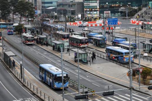 Buses back running in Seoul after strike ends