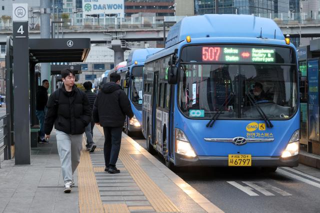 City buses operate normally at Seoul Station Bus Transfer Center after a wage agreement between labor and management led to the suspension of a strike Jan 15 2026 AJP Yoo Na-hyun