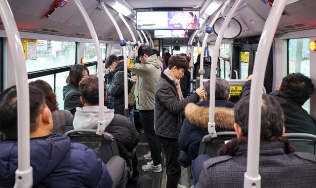 Citizens board city buses in Seoul after a wage agreement between labor and management led to the suspension of a strike on Jan 15 2026 AJP Yoo Na-hyun