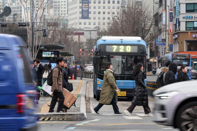 City buses run near a bus stop in the Gwanghwamun area of central Seoul following a wage deal between labor and management that ended a strike on Jan 15 2026 AJP Yoo Na-hyun