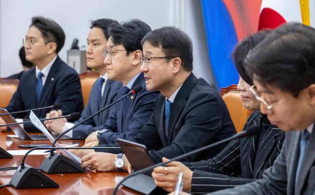 더불어민주당 한병도 원내대표가 15일 국회에서 열린 정책조정회의에서 현안 관련 발언하고 있다사진연합뉴스