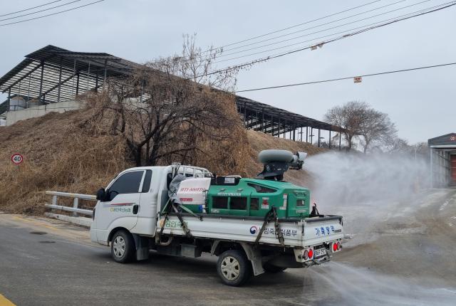 가축방역 공동방제단이 조류인플루엔자 차단을 위해 방역소독을 하고 있다사진용인시