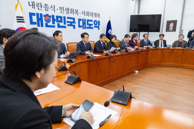 더불어민주당 한병도 원내대표가 15일 국회에서 열린 정책조정회의에서 현안 관련 발언하고 있다사진연합뉴스