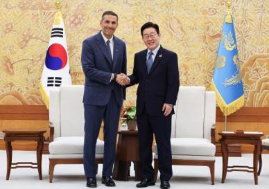 韩国总统李在明接见阿布扎比执行事务局主席哈勒敦