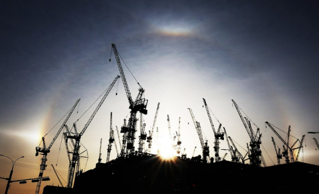 지난 1일 경기도 용인시 처인구 원삼면 SK하이닉스 용인클러스터 공사 현장 위로 떠오르는 병오년 첫 태양 주변으로 햇무리가 나타나 있다 사진연합뉴스