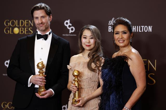 美 골든글로브에서 2관왕을 수상한 케데헌 크리스 아펠한스왼쪽부터 매기 강 미셸 웡 사진연합뉴스 AFP