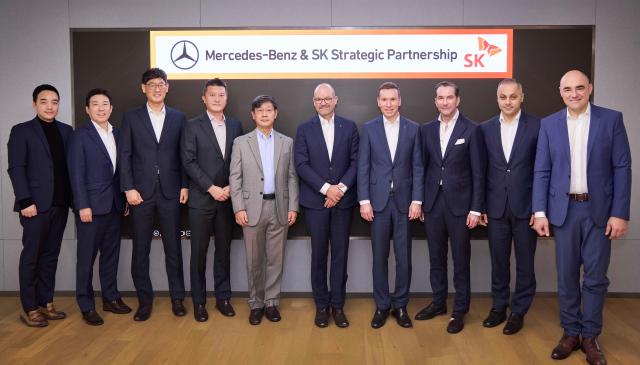 서울 을지로에 위치한 SKT타워에서 SK그룹과 메르세데스-벤츠 그룹의 주요 경영진이 미래 모빌리티 분야 협력 강화를 위한 전략적 파트너십을 논의하고 기념 촬영을 하고 있다 사진티맵모빌리티
