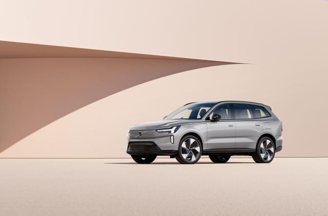 볼보자동차의 플래그십 전기 SUV 볼보 EX90