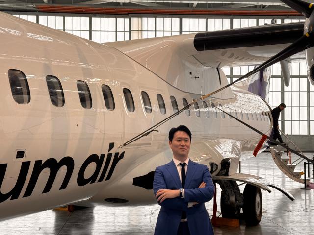 15일 서울김포비즈니스항공센터SGBAC에서 열린 섬에어 1호기 도입식에서 최용덕 섬에어 대표가 신조기 앞에서 포즈를 취하고 있다 사진이성진 기자