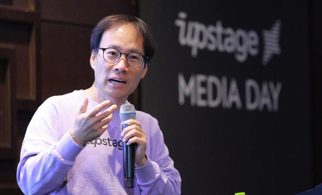 김성훈 업스테이지 대표가 16일 오전 서울 여의도 콘래드호텔에서 열린 업스테이지 기자간담회에서 발표를 하고 있다 20250416사진유대길 기자 dbeorlf123ajunewscom