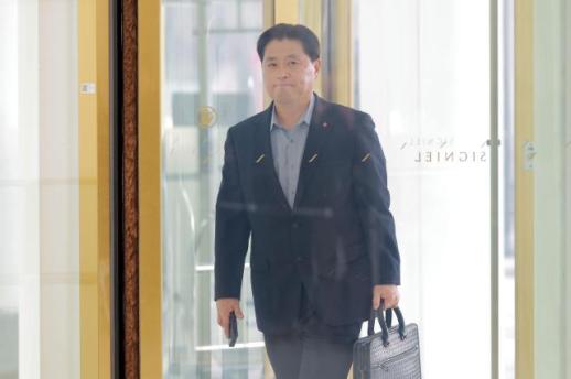 [현장] 신동빈 롯데 회장 주재 상반기 VCM 막 올려...침묵 속 회의장 향한 경영진들