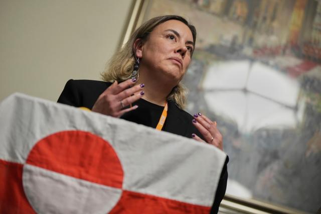 나아야 나탄니엘센 그린란드 산업부 장관이 13일현지시간 영국 런던 국회의사당에서 열린 기자회견에서 발언하고 있다 사진AP·연합뉴스