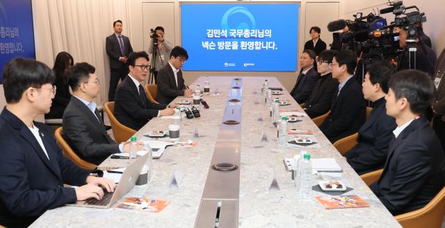 김민석 국무총리가 15일 경기도 성남시 분당구 넥슨을 방문 경영진과 간담회를 하고 있다사진연합뉴스