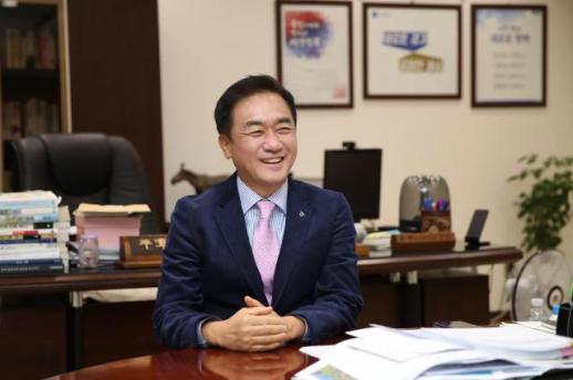 정장선 평택시장, 한복 선물 받은 카자흐스탄 고려인들에게 감사 메시지 받아