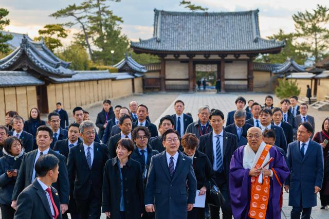 South Korean President Lee Jae Myung and Japanese Prime Minister Takaichi Sanae tour Horyu-ji Temple a major cultural heritage site in Nara Prefecture Japan on Jan 14 2026 Yonhap