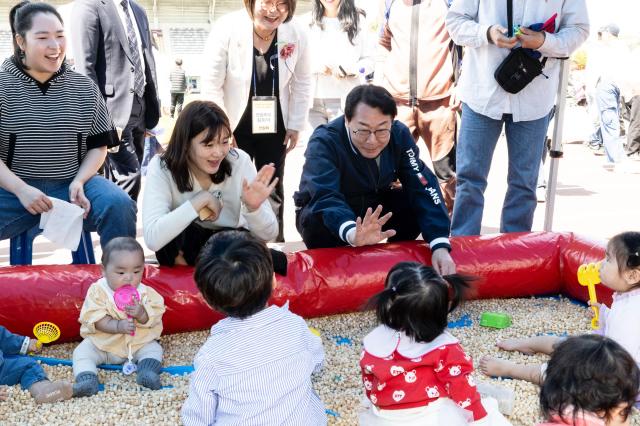 정명근 화성특례시장이 영유아들에게 인사를 하고 있다 사진화성시