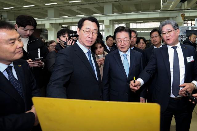 정명근 화성특례시장과 이재명 더불어민주당 당대표에게 화성시 정책을 설명하고 있다 사진화성시