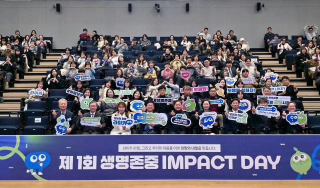 15일 서울 서초구 삼성금융캠퍼스에서 열린 ‘제1회 생명존중 임팩트 데이’에서 삼성금융네트웍스 관계자 등이 기념촬영을 하고 있다 사진삼성생명

