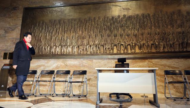 장동혁 국민의힘 대표가 15일 국회 본회의장 앞에서 공천 헌금·통일교 특검 수용을 촉구하며 단식에 돌입하기 위해 입장하고 있다 사진연합뉴스