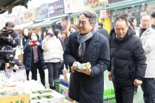 김동연, 의왕 도깨비시장 세 번째 방문…폭설 피해 복구 상황 점검