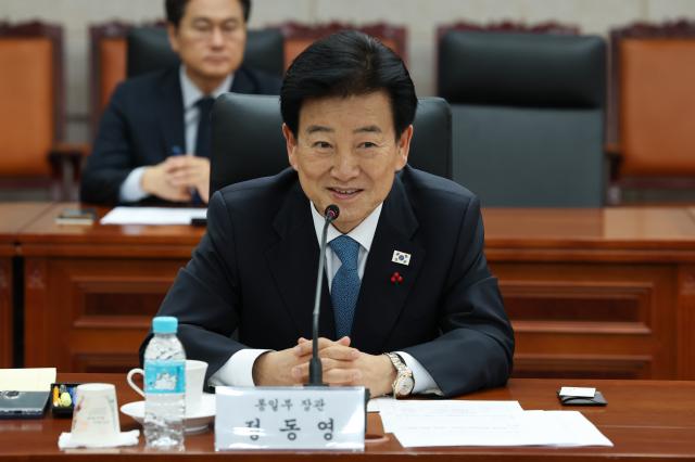 정동영 통일부 장관이 15일 남북회담본부에서 열린 한반도 평화전략 자문단 제2차 회의에서 한반도 국면 전환과 남북 간 신뢰 진전을 위한 전략을 점검하고 있다 사진연합뉴스