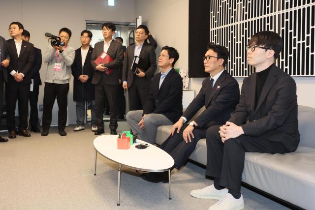 김민석 국무총리가 15일 경기도 성남시 분당구 넥슨을 방문 스튜디오에서 게임 효과음에 관해 설명듣고 있다사진연합뉴스